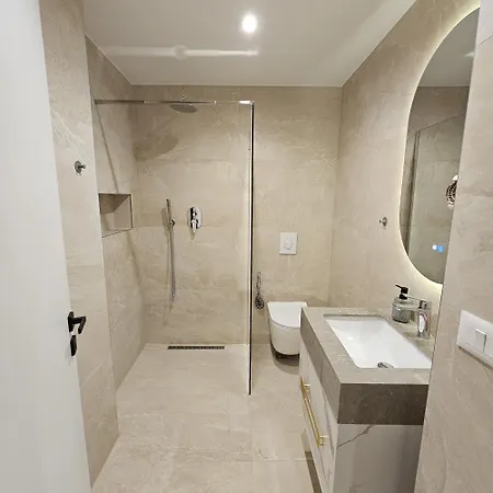 Jacuzzi Living Center 3 * Tirana