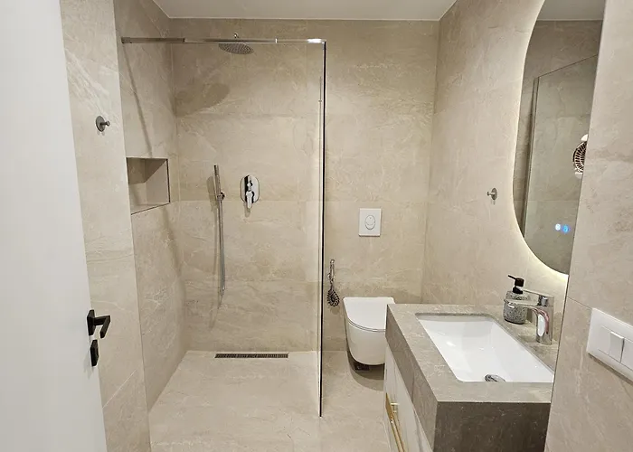 Jacuzzi Living Center 3 * Tirana