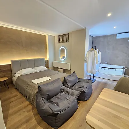 Jacuzzi Living Center 3 * טיראנה