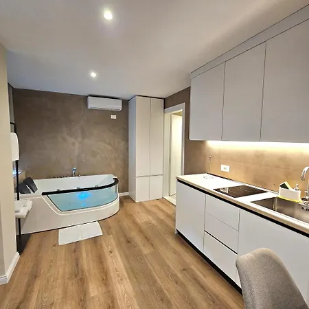 Jacuzzi Living Center 3 * טיראנה