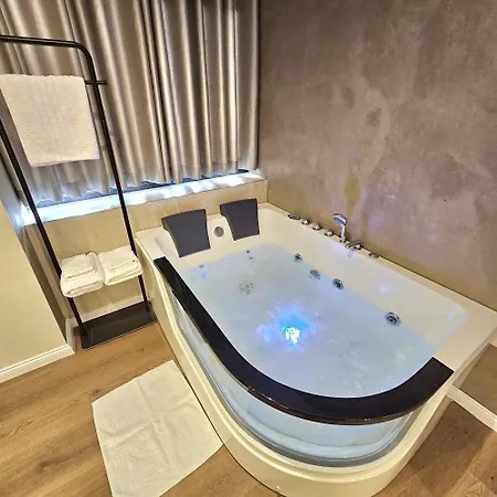 Jacuzzi Living Center 3 Apartment