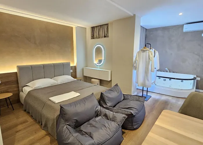 Jacuzzi Living Center 3 * 地拉那