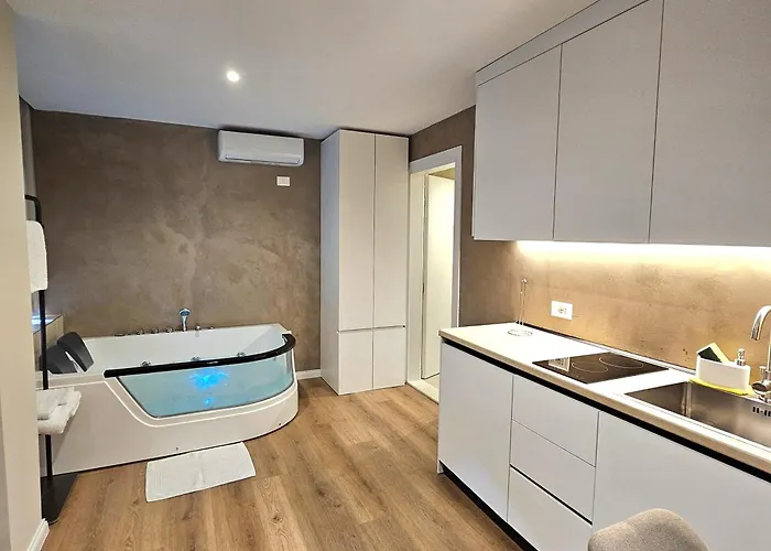 Jacuzzi Living Center 3 * 地拉那