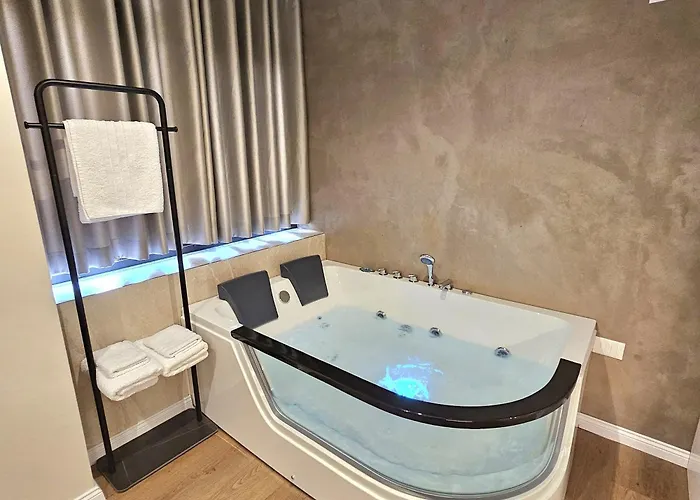 公寓 Jacuzzi Living Center 3 *