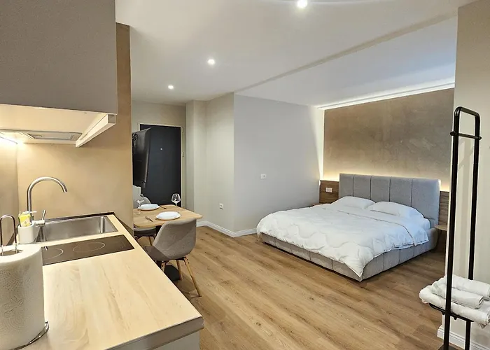 Jacuzzi Living Center 3 地拉那